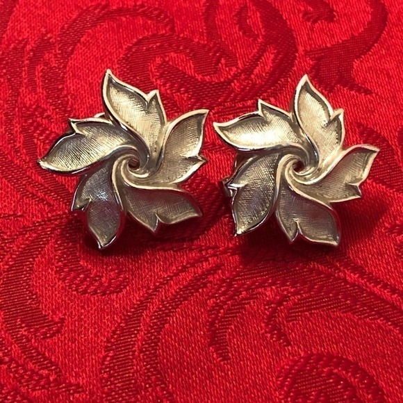 Vintage Jewelry - Trifari Silver Swirl Flower Silver Tone Earrings Vintage Clip